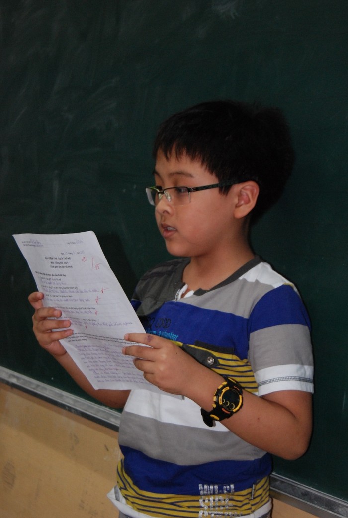 Em Vũ Tuyên Hoàng đọc lại bức thư gửi lãnh đạo Trung Quốc trước lớp. Bức thư thứ 2 học sinh lớp 4 gửi lãnh đạo Trung Quốc